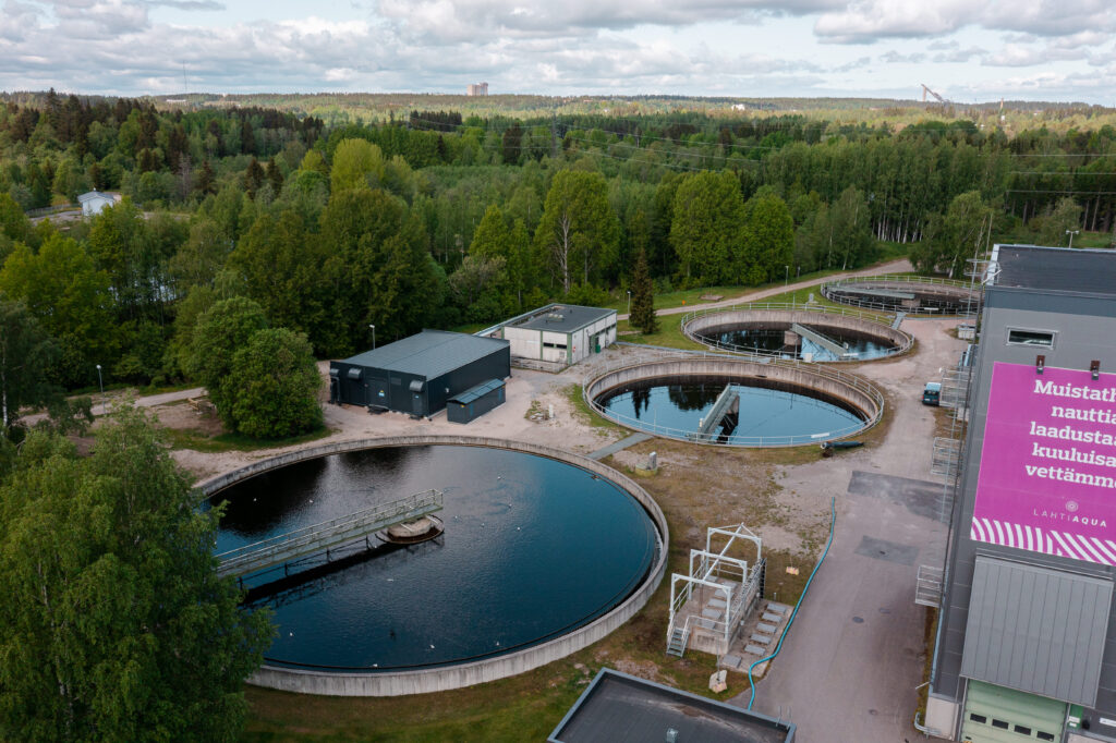 AmbiHeat-laitos on rakennettu Ali- Juhakkalan jätevedenpuhdistamon alueelle.