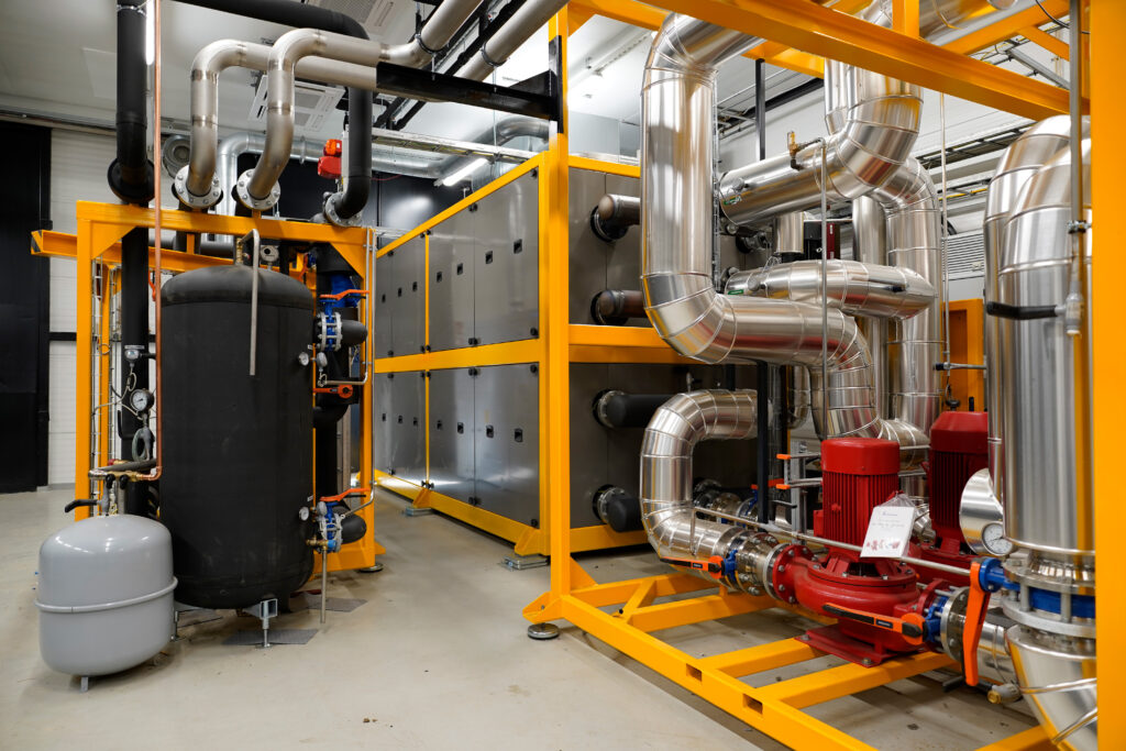 AmbiHeat-lämpöpumppulaitos jalostaa datakeskuksen hukkalämmön jopa 90-asteiseksi kaukolämpövedeksi