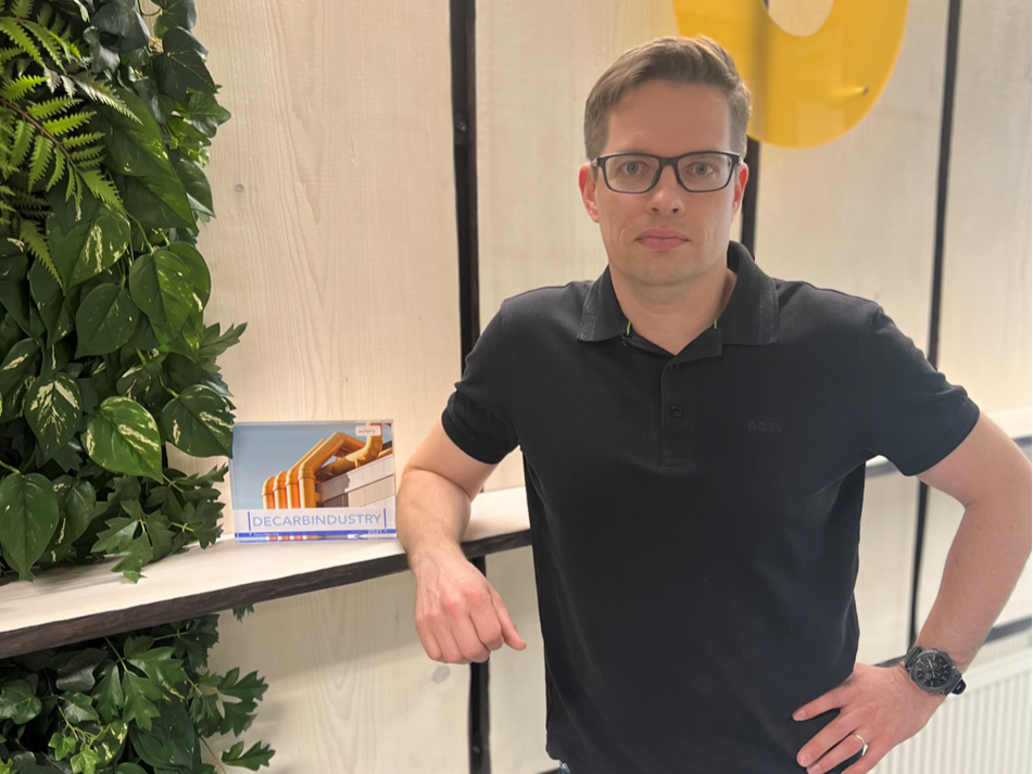 Jarno Haansola Calefan Hollolan toimistolla.