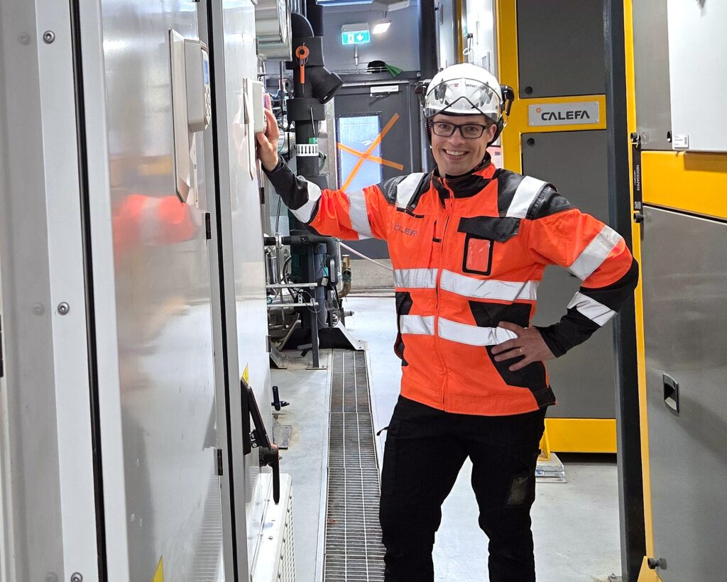 Projektipäällikkö Jarno Haansola seisoo työmaalla.