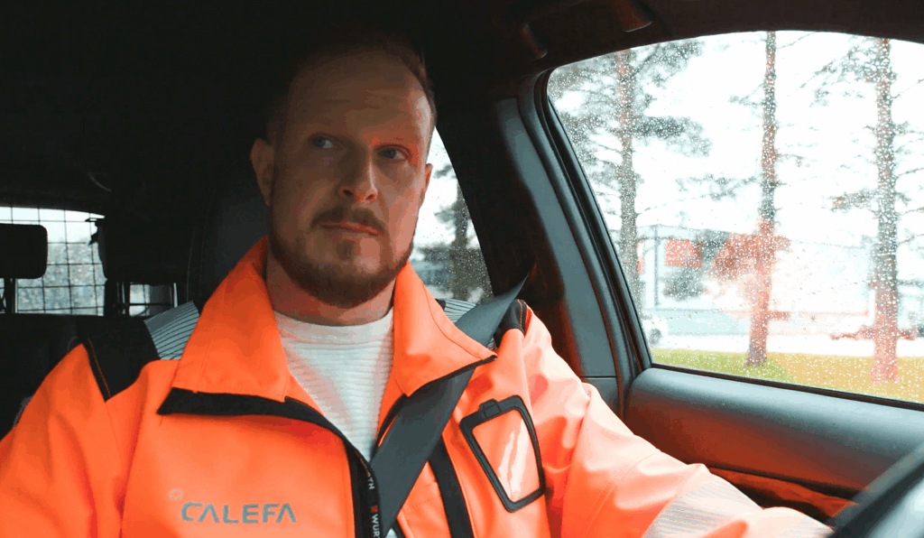 Mika Henttu istuu autossa Calefan työtakki päällään.