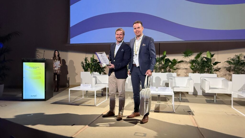Heat Pump City of the Year –palkinnon vastaanottivat Brysselissä Calefan hallituksen jäsen Mikko Heikkilä ja Savon Voiman liiketoimintajohtaja Kari Anttonen.