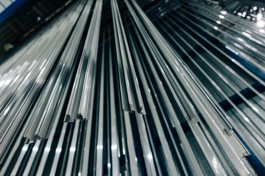 Alumiiniprofiilit linjalla pystymaalaamo