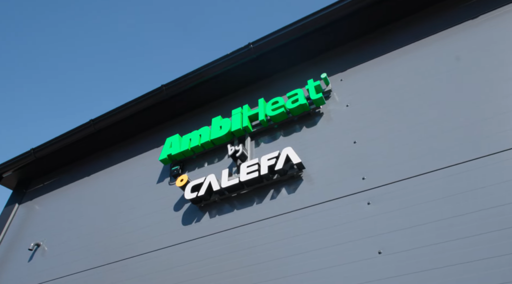 Ambiheat logo laitoksen seinässä.